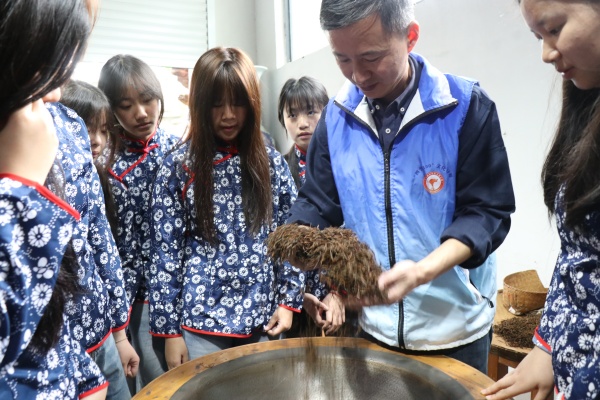 1775637970707619.jpg 非遗炒茶.JPG