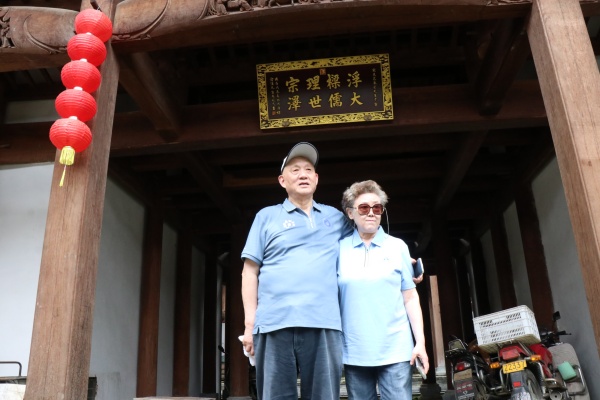 1783503562665613.jpg 朱景德夫妇参观宗祠_副本.jpg