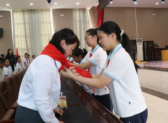 1791620141231577.jpg 给领导佩戴红领巾.JPG