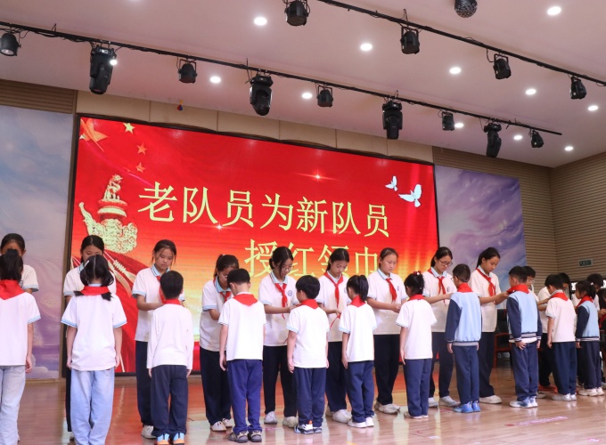 1791620230979636.jpg 为新队员戴红领巾.JPG